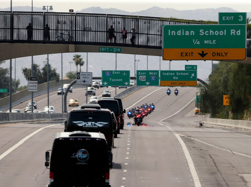 Antes del servicio religioso, del que fueron parte por lo menos una treintena de colegas de McCain en la Cámara Alta, el cuerpo del senador fue transportado en una caravana desde el Capitolio estatal de Arizona.