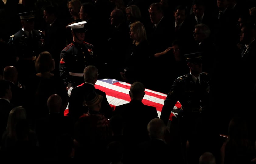 En el templo, donde los presentes recibieron de pie el ataúd envuelto en la bandera estadounidense, y un coro entonó "Amazing Grace", dedicaron unas palabras a McCain hijos y familiares, además del exfiscal general de Arizona Grant Woods, quien por años fue jefe de equipo del senador.