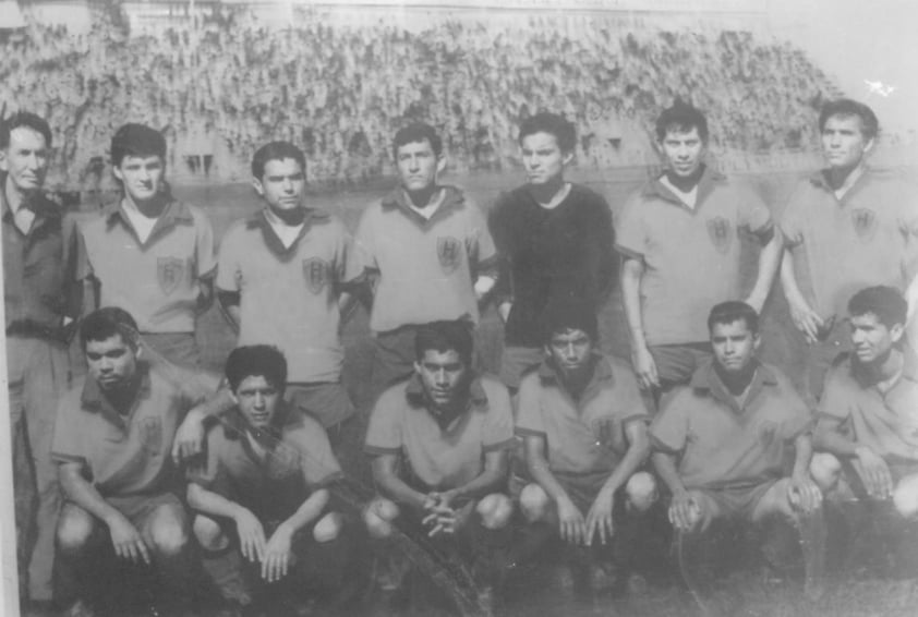 02092018 Herdez, campeón de la temporada de liga 1964, dirigidos por su entrenador, Elías “Chuleta” Aguilar (f) en el antiguo Estadio San Isidro.