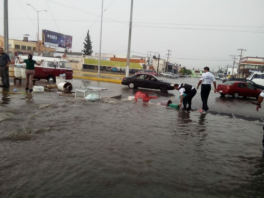 Tras las fuertes lluvias, se hicieron esfuerzos por obstaculizar el paso del agua en algunas vialidades.