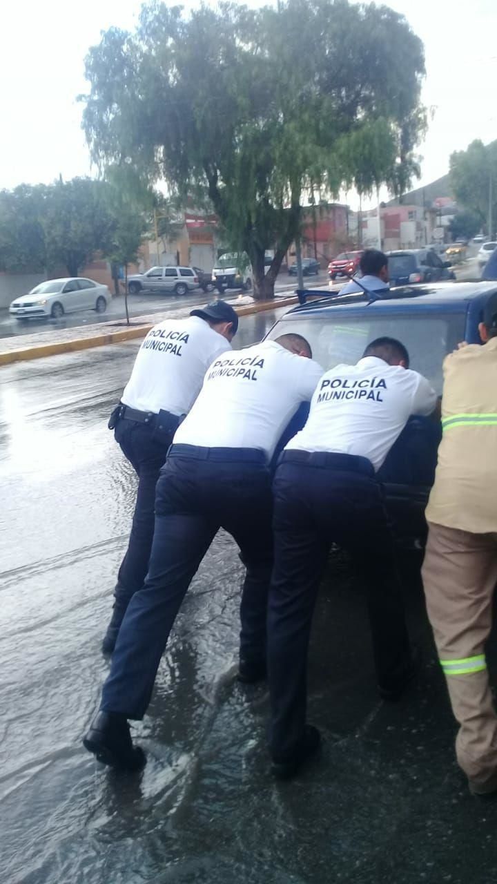 Elementos de la Policía de Saltillo apoyaron a conductores que quedaron varados en diferentes puntos de la ciudad.