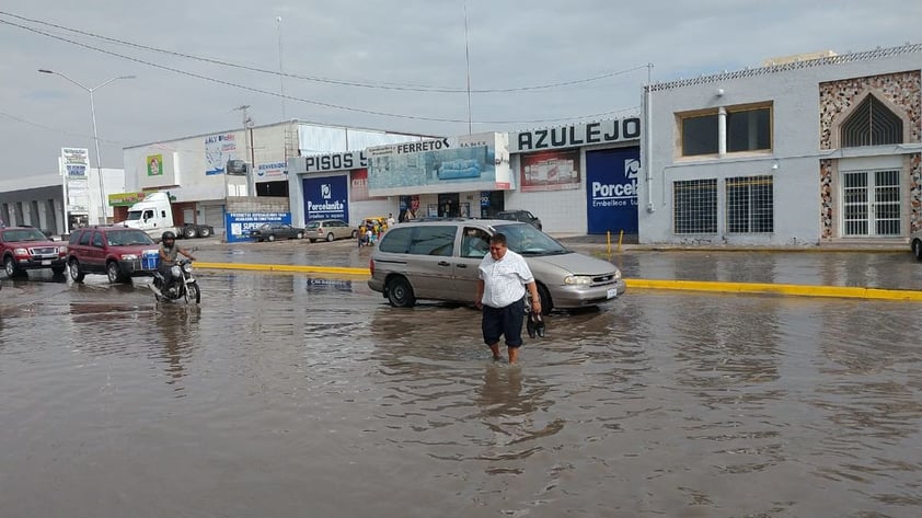 Peatones no tuvieron otra oportunidad más que cruzar por las calles inundadas.