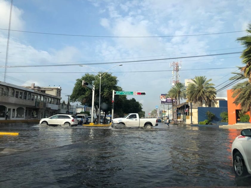 Conductores y ciudadanos despertaron con la sorpresa de ver las calles bajo el agua.