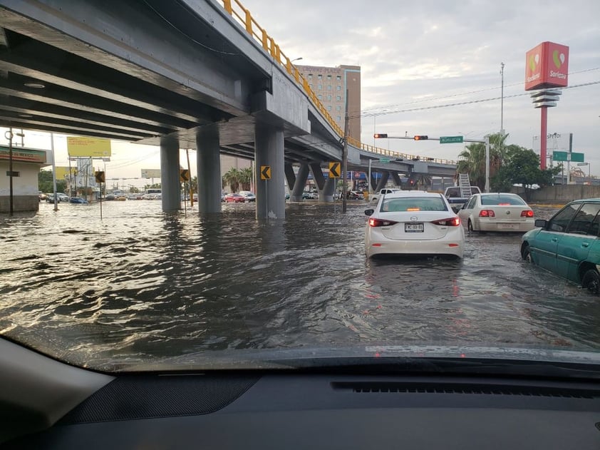 Asimismo en Torreón los efectos de las lluvias dejaron un caos vial.