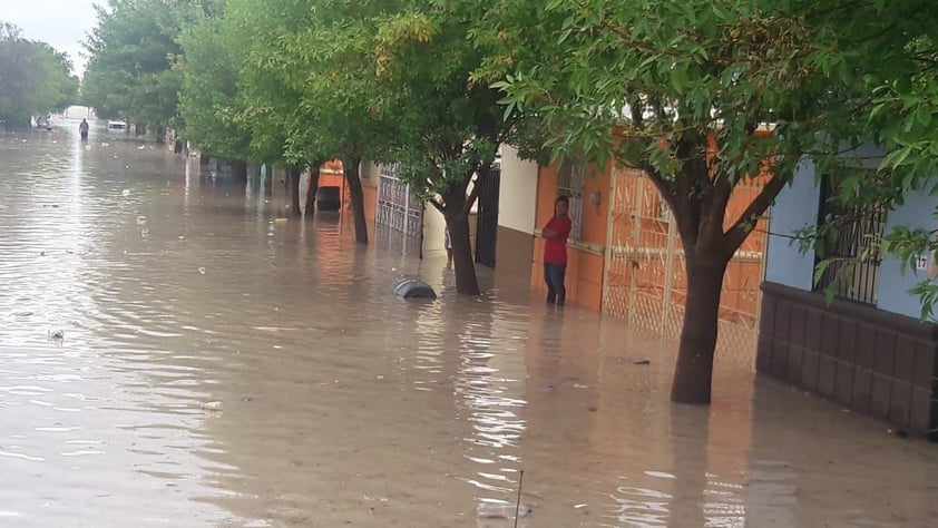 Algunos vecinos quedaron sorprendidos tras la cantidad de agua acumulada afuera de sus domicilios.