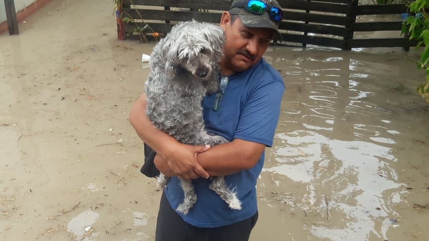 Ciudadanos no se olvidaron de sus mascotas tras las lluvias registradas en Piedras Negras.