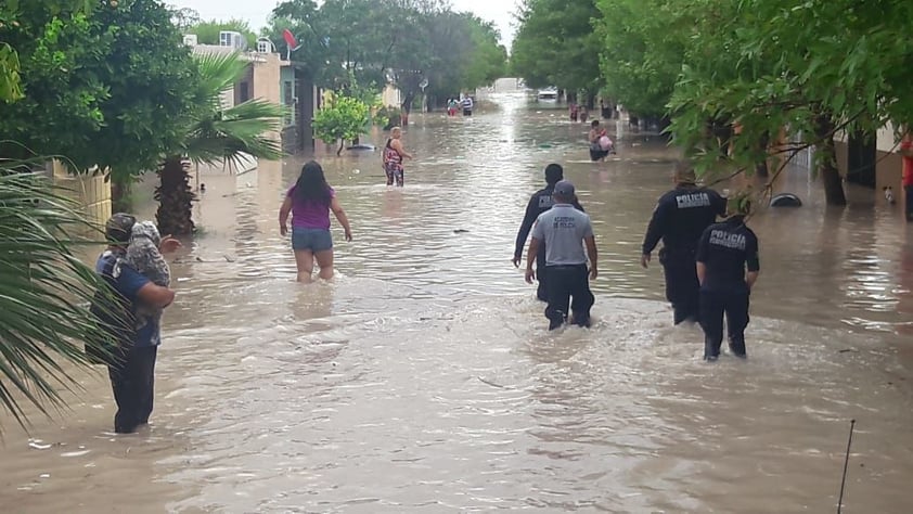 Elementos de la Policía de Piedras Negras realizan un recorrido tras las colonias inundadas.