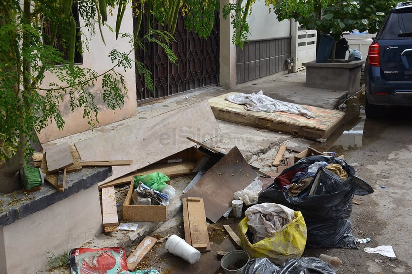 En algunas viviendas el agua alcanzó casi a la altura de las rodillas y en esa proporción se metió a su casa.