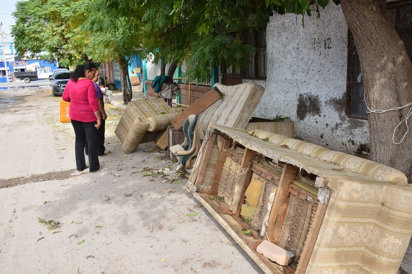 El patrimonio de decenas de familias quedó reducido a basura cuando el agua se metió a sus viviendas.