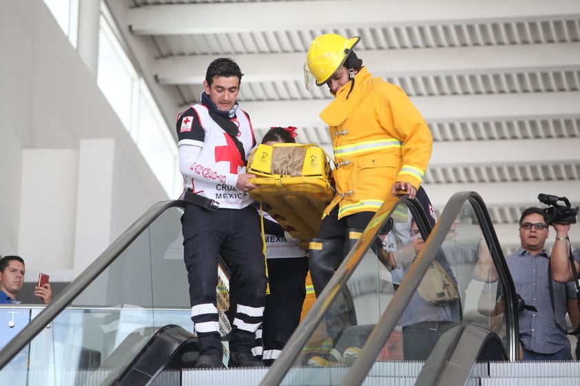 En coordinación con fuerzas de rescate, civiles pudieron aprender la forma correcta de actuar en caso de siniestro.