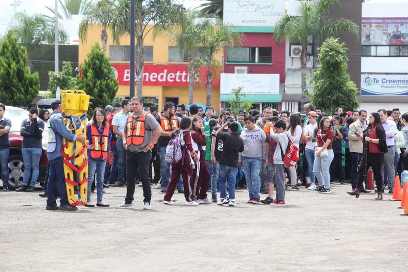 De la plaza comercial ubicada en Felipe Pescador, fueron evacuados clientes y trabajadores.