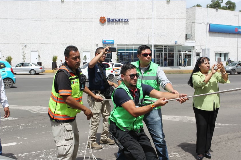 Autoridades agradecieron la participación de la ciudadania para reforzar el conocimiento ante una situación de emergencia.