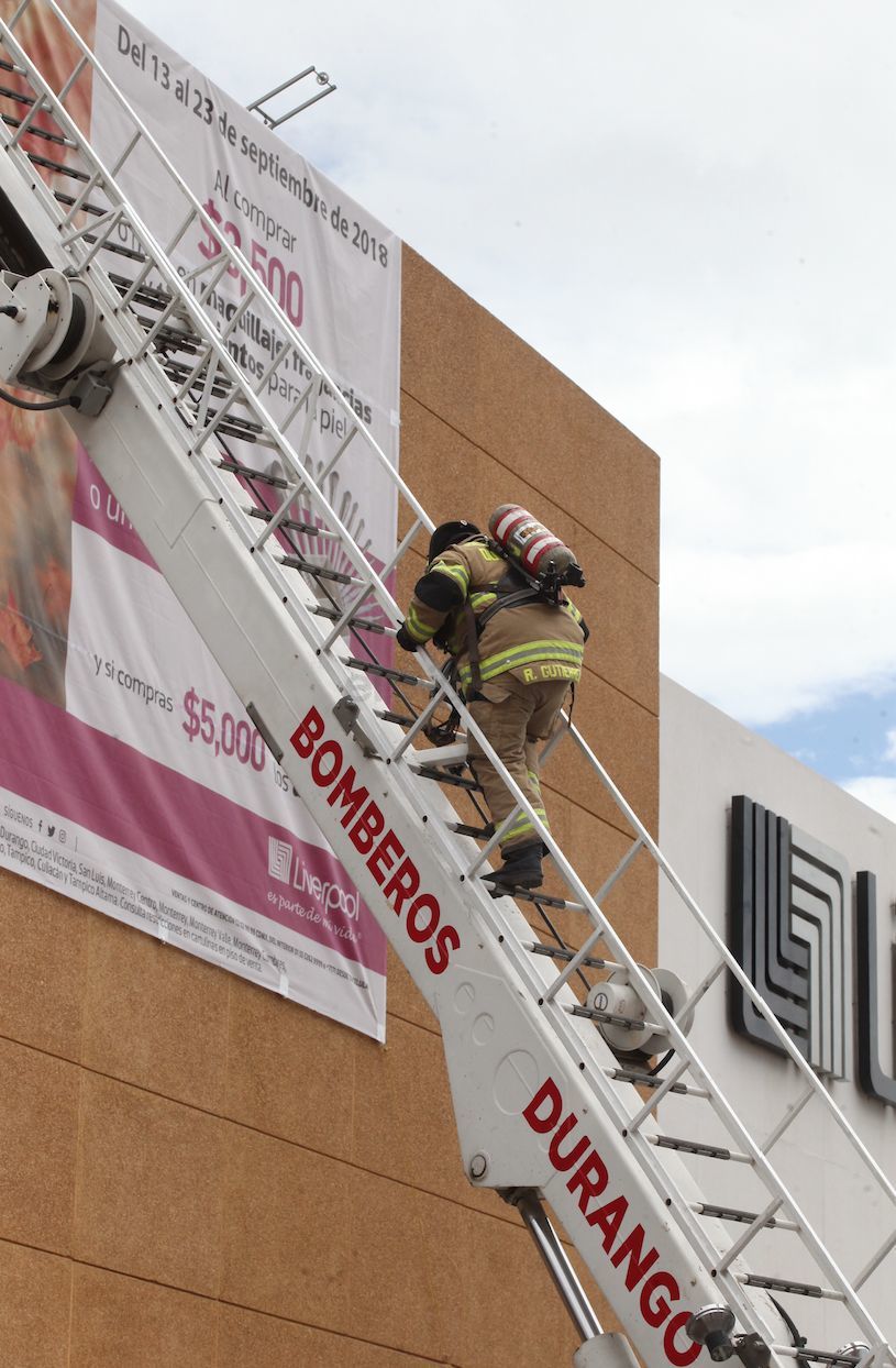 En punto de las nueve de la mañana, personal de dos centros comerciales, uno ubicado en avenida Heroico Colegio Militar y el otro en sobre prolongación Pino Suárez,