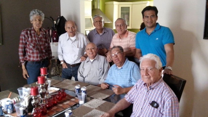 23092018 Reunion de locutores en el cumpleaños de Alejandro Rodríguez (Quirino): Sr. Julio
Salas, El Rasca, Miguel Salas, Eugenio, Camilo Martínez y Manlio Godoy