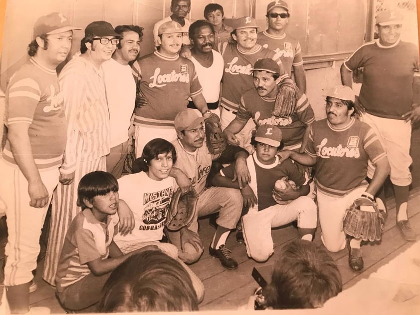 23092018 Equipo de beisbol de locutores STIRT en el Estadio Laguna en 1975 en juego contra artistas de México: Manuel Cruz, Pomponio, “El Ratón” Macías, Pepe “Monterrey” González,“Mantequilla” Nápoles, Miguel Salas, Alfredo Guillén, Luis Seceñas, César Salas Padilla, Gustavo Torres Vázquez, Rolando Carrillo, Alfredo Rocha y Barraza.