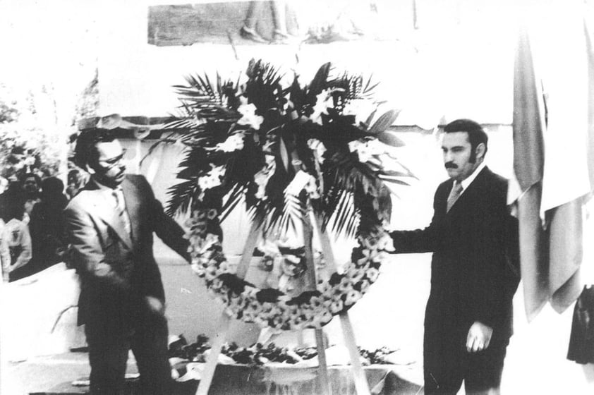 Lic. Efrén Mireles y Lic. Jesús Reyes en un aniversario de don Benito Juárez en la década
de los 70.