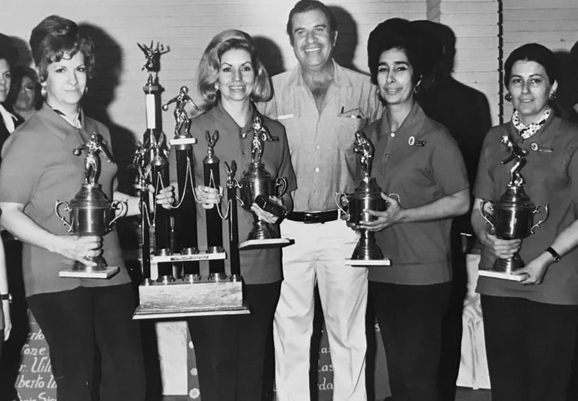 Campeonas en Torneo de Boliche: Roris Veyán, Güera Teele, Juan Abusaid, Queta de Cepeda y Esperanza
Aranzábal.