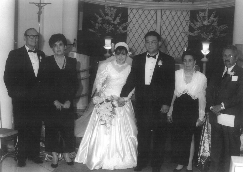 Dinorah Aguirre y Jorge Wah acompañadospor sus padres, Guillermo Wah, Olga
Robles; Fco. Aguirre y Consuelo Pacheco, en noviembre de 1994.