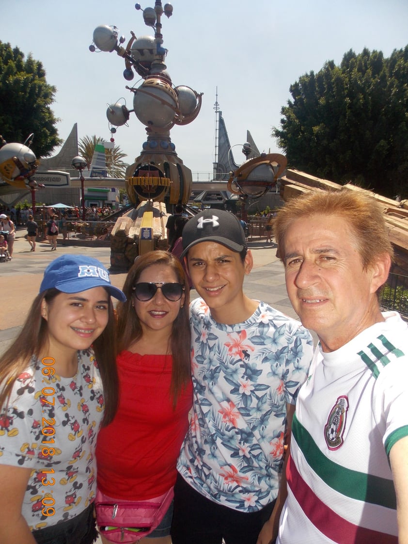 04102018 Jesús y familia en Disney