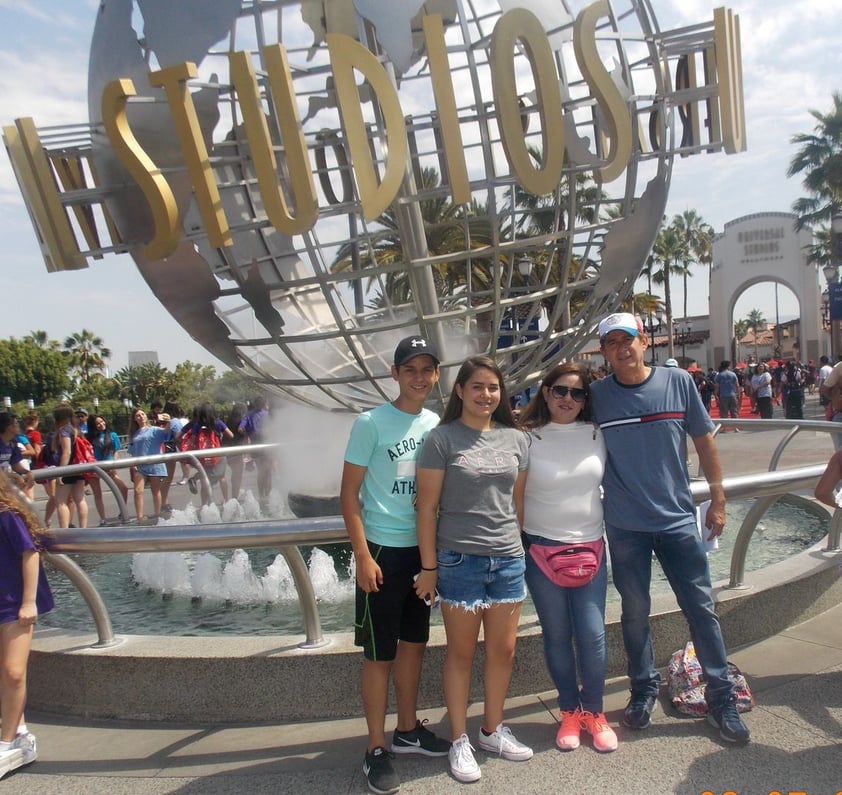 11102018 Jesús y familia en Studios Universal.