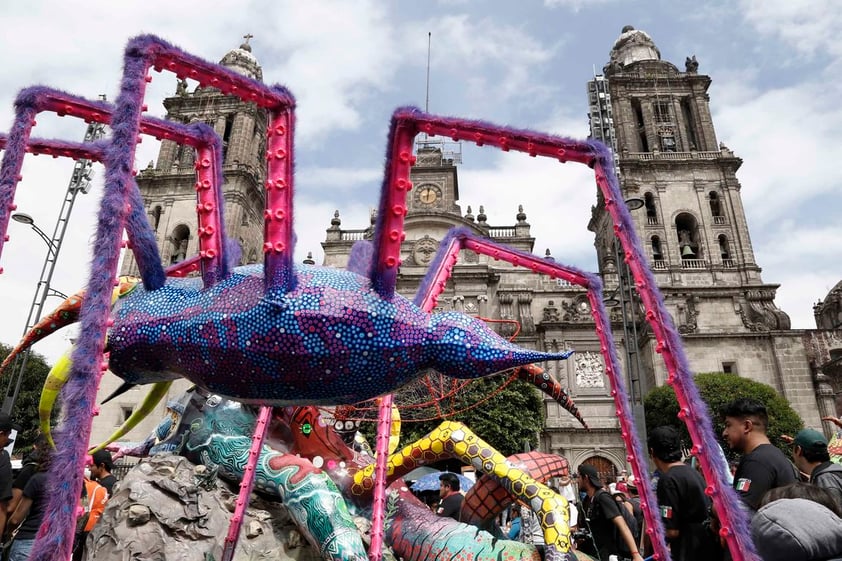 Alebrijes monumentales encantan a capitalinos