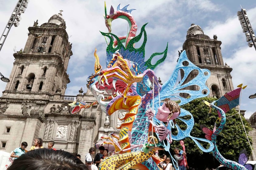 Alebrijes monumentales encantan a capitalinos