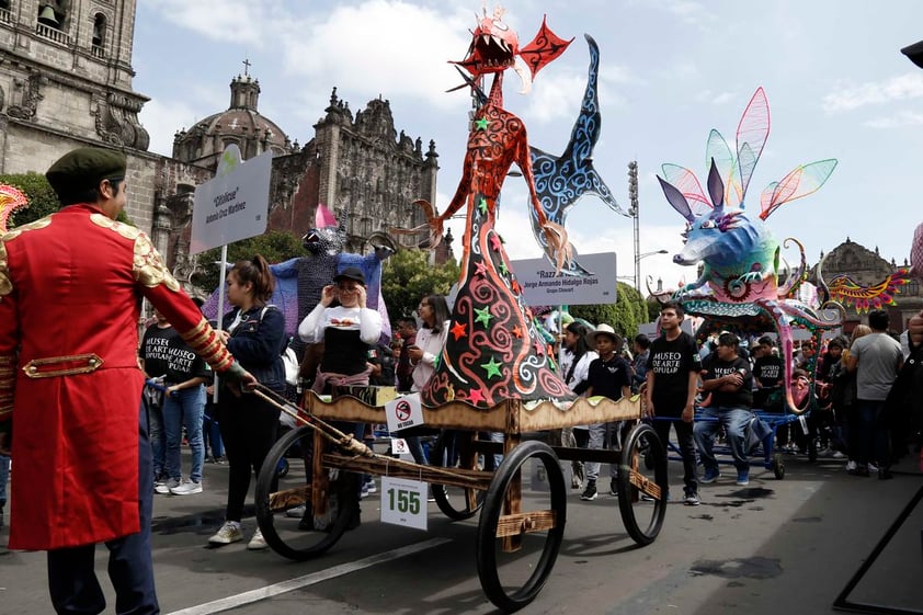 El 27 de octubre se celebrará la tercera edición del desfile de Día de Muertos con calaveras monumentales, carros alegóricos y catrinas que recorrerán Paseo de la Reforma, desde la Estela de Luz con dirección al Zócalo. Esta actividad está inspirada en las escenas de la película Spectre de la saga de James Bond.