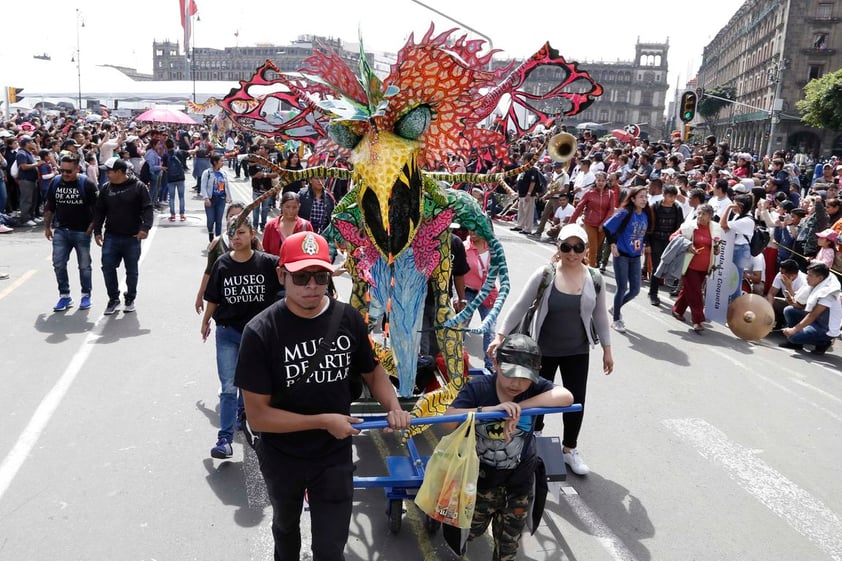 La señora Celia Gómez llevó a sus dos hijas y a sus sobrinas, quienes tienen entre 12 y 15 años, y espera que el desfile se convierta en una tradición, pues acerca a los jóvenes a las tradiciones y cultura, que a veces es costosa, según refiere.