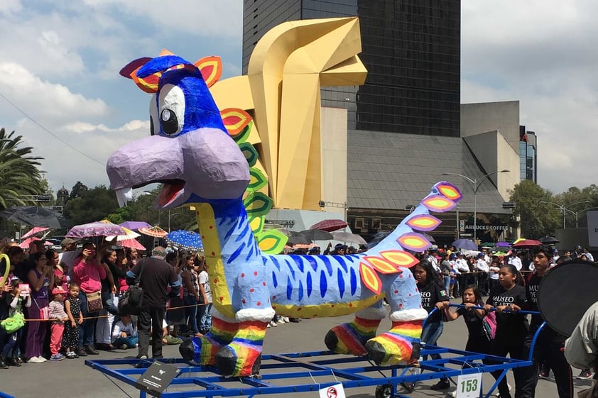 Las calles por donde pasaría el desfile también se llenaron de personas, principalmente niños, quienes emocionados esperaron por algunos minutos a que comenzara el evento y que pasaran las obras.