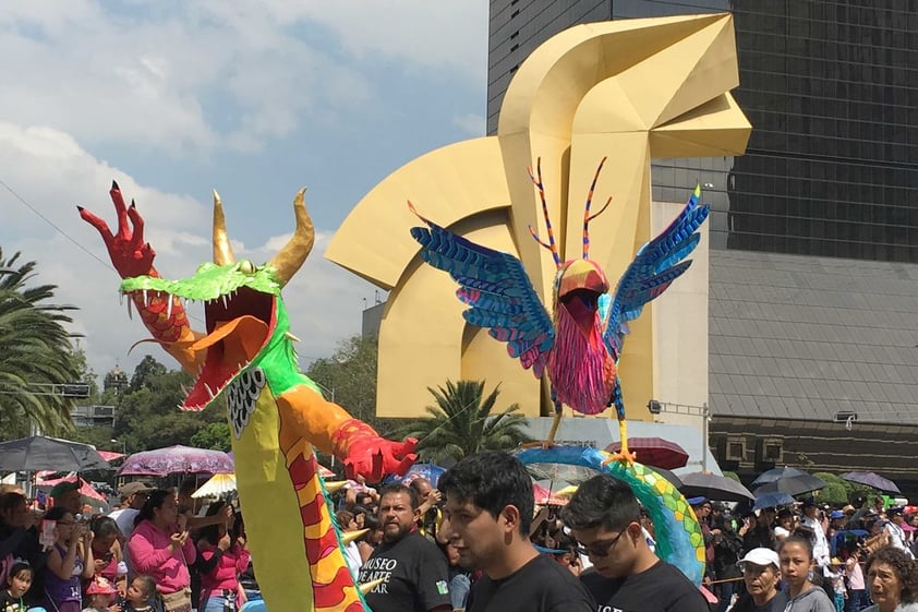 Las actividades para conmemorar el Día de Muertos comenzaron en la Ciudad de México y las encabezó el Decimosegundo Desfile y Concurso de Alebrijes Monumentales del Museo de Arte Popular que se llevó a cabo en el Centro Histórico de la capital.