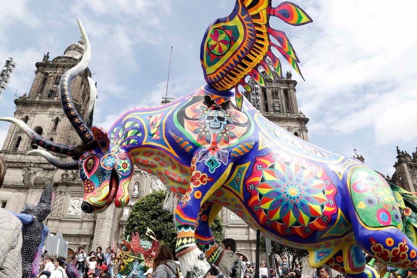 Poco antes del mediodía, el circuito del Zócalo se llenó de alebrijes y de personajes que los acompañarían, desde bandas de música regional mexicano hasta grupos de bailarines disfrazados acorde al evento.