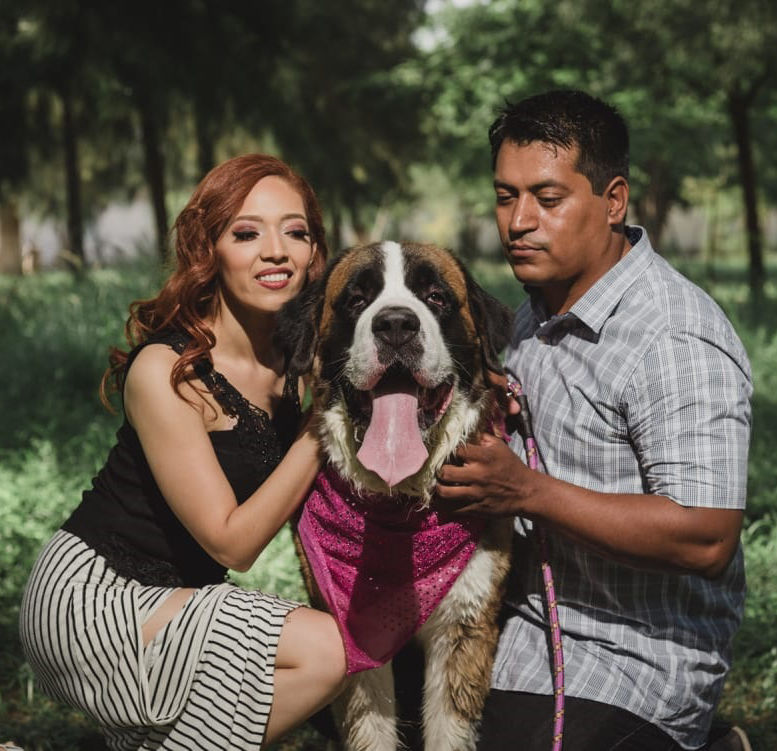 21102018 Thelma Graciela Armendáriz Zamora y José Ignacio García Lerma con su mascota, Princesa.