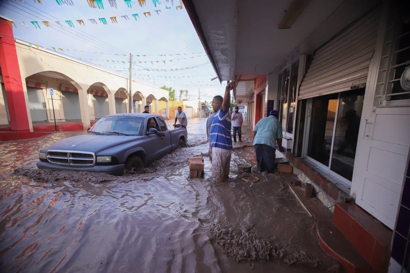 El SMN reportó lluvias de más de 182 milímetros, lo que provocó el desbordamiento de los ríos Baluarte, en Sinaloa, y Cañas, que sirve de límite con Nayarit, donde también se desbordó el río Acaponeta.