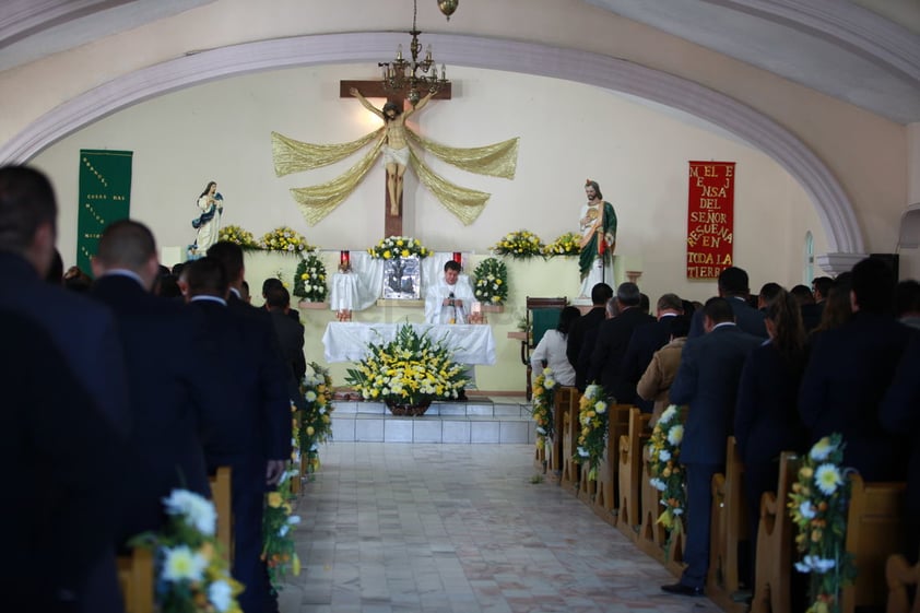 El manto de San Judas Tadeo los protege, porque es el santo de las causas difíciles, imposibles y desesperadas, no podría ser ningún otro: a este le cortaron la cabeza con un hacha.