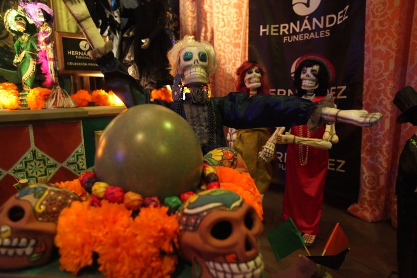 El altar no solo reúne elementos característicos de esta tradición mexicana, se complementa con escenas de películas protagonizadas por los comediantes icónicos del país, así como de algunos de los sets que se usaron para las mismas.