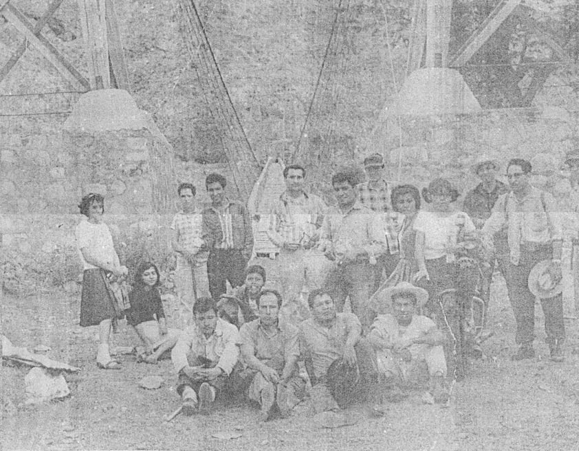 11112018 Estudiantes de la Escuela Secundaria y Preparatoria Federal Nocoturna por Cooperación No. XXVIII “Centenario” de la Ciudad de Torreón, Coahuila. Esta fotografía fue tomada en 1962,
Estudiantes de 3o. año de Secundaria Ciclo Escolar 1962-1963: Petra Palacios (f), Socorro Martínez, Jesús Ulloa, J. Rivas, Jesús Almeida, Antonio Padilla (f), Salvador Martínez, Juana N.,
Tomás Ledesma, Samuel Martínez, Ángel Corpus y Ángel Huerta.