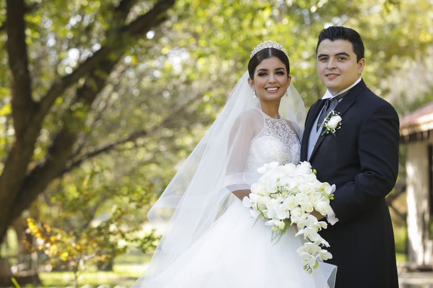 11112018 Yessica Guadalupe Mireles Urbina y Alberto Suárez Suárez unieron sus vida ante Dios la tarde del 27 de octubre en la Iglesia de San Pedro Apóstol, siendo testigos del inmenso amor de la pareja, sus padres, María Urbina Alvarado y Jorge Luis Mireles Treviño, Dolores Suárez Flores y Alberto Francisco Suárez. - Mario Zavala