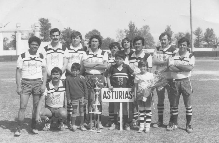 18112018 Equipo “Asturias” en el Estadio Revolución en 1983, Rafael Longoria Raveles y su hijo Rafael.