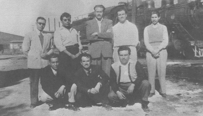 25112018 Foto tomada en la antigua Casa Redonda en Gómez Palacio, Durango, en febrero de 1952. Cristóbal Carlos (f), Juan García (f), Salvador González (f), Güero Garza (f), Manuel Romero (f), Leopoldo Reina (f), Ricardo Lastra (f) y Manuel Ochoa (f).