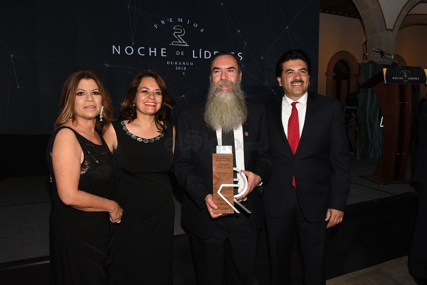 Araceli de Soriano, Dra. Ana Beatriz González, Dr. Martín Soriano y Dr. José Ramón Enríquez.