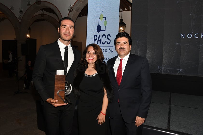 Eduardo Estrada acompañado de la Dra. Ana Beatriz González y Dr. José Ramón Enríquez.