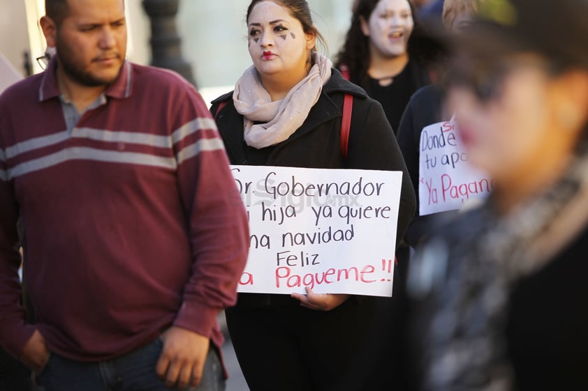 La manifestantes caminaron por la avenida 20 de Noviembre, para luego dar vuelta en la calle Zarco y continuar su avance hasta incorporarse al bulevar Domingo Arrieta y llegar a la SEED.