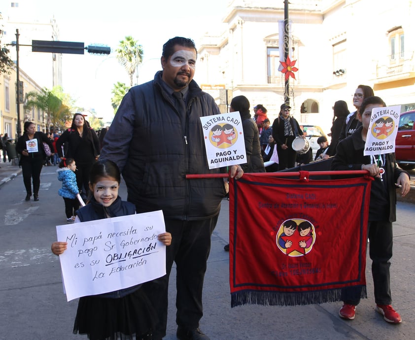 La concentración inició en la Plaza de Armas, en el Centro Histórico de esta ciudad capital, para luego partir con rumbo a la Secretaría de Educación del Estado (SEED).