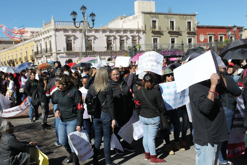 La concentración inició en la Plaza de Armas, en el Centro Histórico de esta ciudad capital, para luego partir con rumbo a la Secretaría de Educación del Estado (SEED).