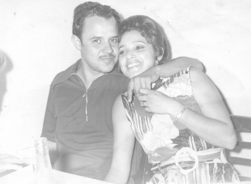 02122018 Fernando Muñoz Olvera festejando su cumpleaños
en 1972 con su esposa, Martha García de Muñoz.