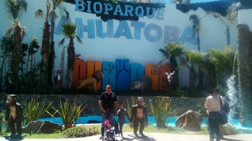 06122018 Francisco con sus hijos en el Zoológico de Durango