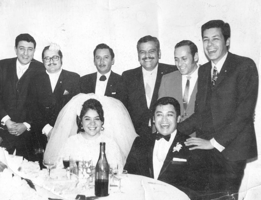 09122018 Prof. María del Consuelo Aguilar Mendoza y C.P. Jesús Martínez Vega en su boda el 12 de diciembre de 1970. Los acompañan amigos del Club Activo 20-30: Humberto Jayad, Federico Sánchez, Jorge Vázquez, Juan Mery, Juvenal Valdés e Ignacio Pámanes.