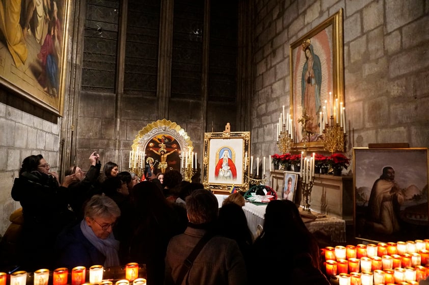 En una de las capillas del templo parisino, fieles se congregaron para celebrar el día.