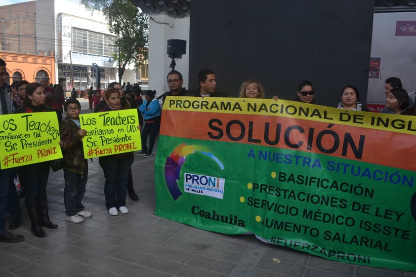 Previo a la llegada del presidente de México, Andrés Manuel López Obrador al Teatro Nazas de Torreón, maestros de Coahuila y Durango adheridos al Programa Nacional de Inglés, se manifiestan al exterior del recinto para solicitar una audiencia con el jefe del Ejecutivo Federal.