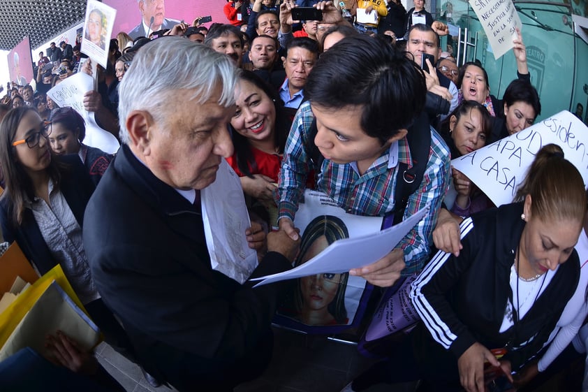 También acudieron los gobernadores de Coahuila y Durango, Miguel Ángel Riquelme y José Rosas Aispuro, a quienes el edil apenas saludó, para concentrarse en abrirse paso entre la multitud hacía la camioneta que le esperaba en el exterior, apoyado por su escolta.